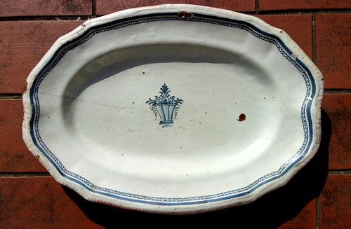 Grand plat cul noir - en, faience