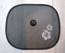 Pare-soleil noir avec fleur se fixant avec 1 ventouse et repliable 44x38 cm