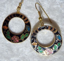 BOUCLES D'OREILLES  EMAILCREOLE NOIR GUIRLANDE ROSE FLEURS PAPILLON NATURE FLORE