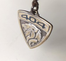 PORTE CLE METAL PEUGEOT 404 LOGO LION D ÉPOQUE ANNÉES 60 