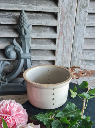 Ancienne faisselle egouttoir - ,