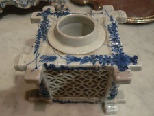 ancien encrier en faience chinoise decor camaieu floral ajouré bleu