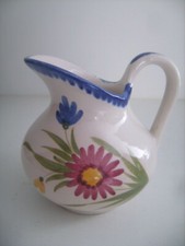 Joli pot à lait peint à la main en faïence de St-Clément mesurant 9,5 cm X 9 cm