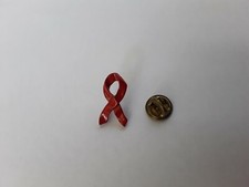 PIN'S  sidaction ruban rouge