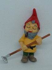 FIGURINE PVC PLASTIQUE ANCIENNE * NAIN DE JARDIN TENANT UN RATEAU