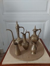 Lot 2 Théières En Laiton Doré Avec Couvercle , 2 Aiguières Et Un Petit Vase 
