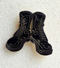 pin's Chaussures DOC MARTENS