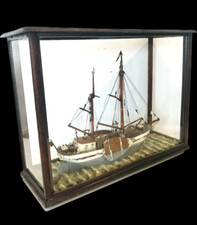 maquette de bateau ancienne comportant vitrine de protection . XX siècle .
