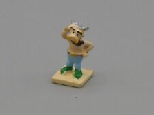 Un gaulois avec la main sur le casque - Le Village d'Astérix