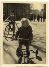 Petite fille sur vélo