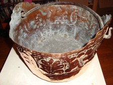 Ancienne bassine en cuivre sculpté