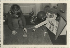 PHOTO ANCIENNE - VINTAGE SNAPSHOT - NOËL JOUET GARAGE VOITURE - DINKY TOY