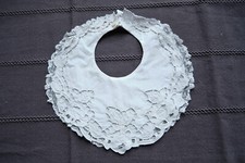 Bavoir brodé avec dentelle