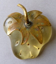 Ancienne broche fraise signée