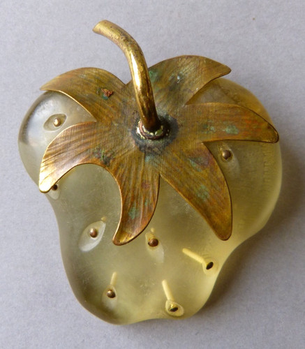 Ancienne broche fraise - , signée