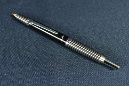 Stylo plume noir - , à