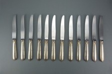 Ensemble de 12 couteaux de table en métal argenté, modèle Louis XVI, Rubans.