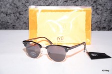 Paire de lunettes de soleil /