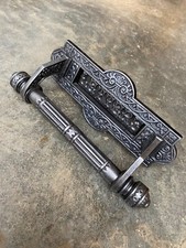 Ancienne poignée de porte d'entrée avec façade de boite à lettres fonte