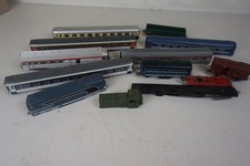 77)  LOT DE 12 CAISSES  DE  VOITURES VOYAGEURS , WAGONS, LOCOMOTIVES  JOUEF  HO