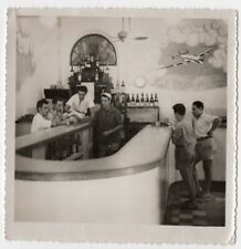 photo anonyme - le bar des aviateur 1930 barman pilote avion alcool snaphot