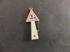 PORTE CLÉ MÉTAL ET PLASTIQUE COUTEAU PANNEAU SIGNALISATION TRAVAUX (PAS ATTACHE