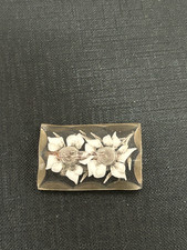 Broche ancienne Lucite
