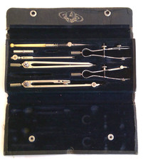 RARE ANCIENNE BOITE TROUSSE DE COMPAS KERN 293 gr NICKEL ?