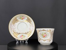 Tasse à chocolat en porcelaine de Paris et sa soucoupe, décor peint et doré