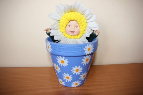 Pot fleurs avec poupon - de,