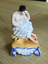 Joli encrier porte plume en porcelaine Vieux Paris fin XIX femme assise