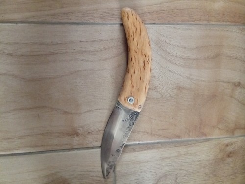 Couteau pliant deux clous