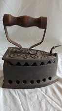 Fer à Repasser Ancien en Fonte à Braises - Manche en Bois - Avec Grille