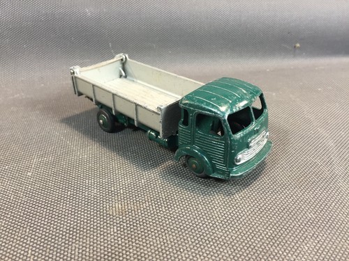 Ancien camion miniature avec