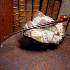 LONGUE et FINE  PIPE  EN BOIS  BRUYERE SCULPTE    dite de femme