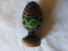 ancien Oeuf En bois perlé sur pied