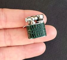 Superbe BRIQUET MINIATURE DE COLLECTION vintage METAL CHROME et CUIR VERT 2,1cm