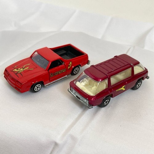 Deux voitures miniatures