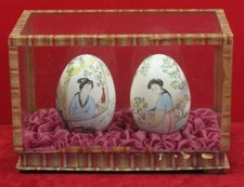 paire d'oeuf peint en cage plexi, 15 x 8 x H 10 cm, objet de vitrine vieillot