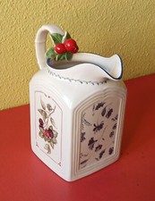 Grand pichet Villeroy & Boch "Cottage" en faïence – Anse cerises barbotine – XXᵉ