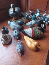 Collection de 24 canards polychromés, toutes matières, origines diverses