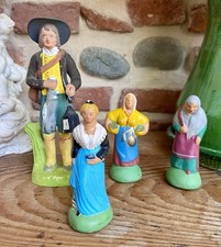 Lot de 4 Santons à identifier - Chasseur Arlésienne Poissonnière Vieille Dame