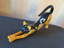 Chat orange et noir en train