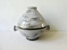 pot couvert en grès émaillé, signé Cécile Dein