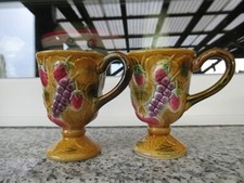 2 TASSES SUR PIED FAÎENCE