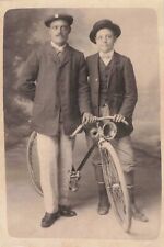 CPA PHOTOGRAPHIE VELO A KLAXON DUO D'HOMMES CHAPEAU BERET
