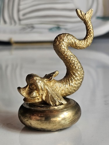 Petit bronze dore dauphin sur - petit,