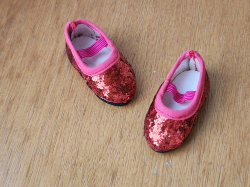 Chaussure rouge poupée - p,