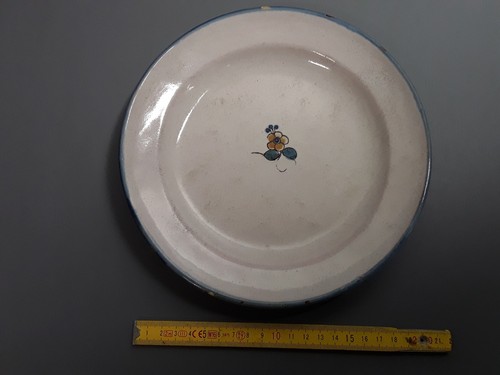 Très ancienne assiette creuse