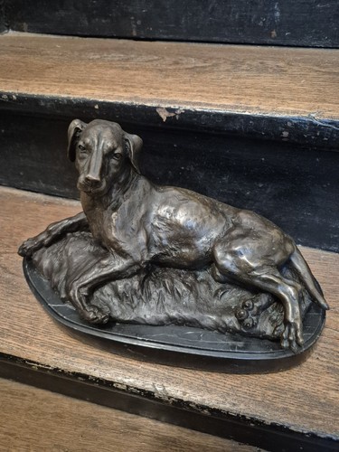 Grand bronze chien allongé - grand,